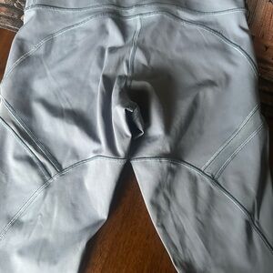 Blue lululemon size 6 cropped leggings